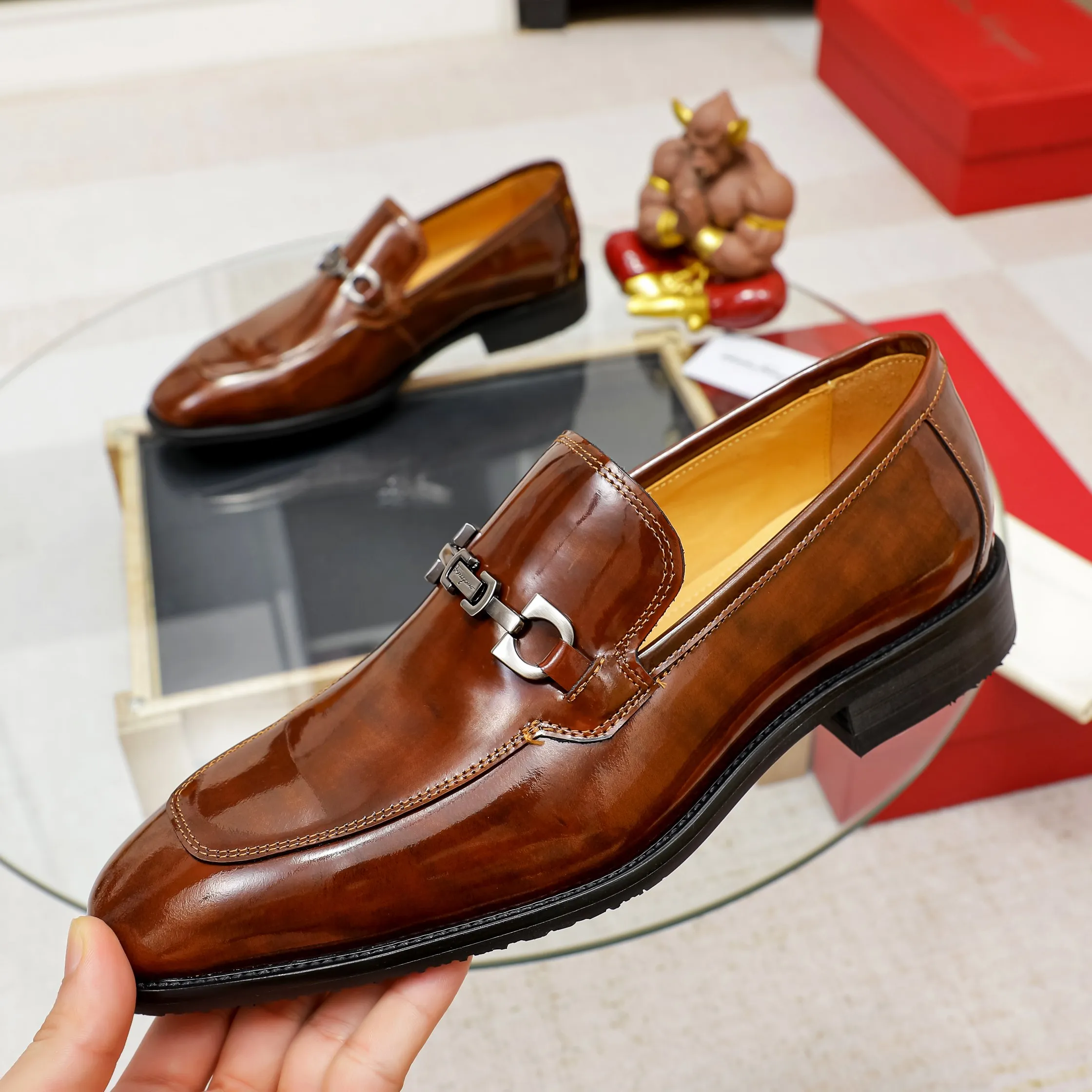 Men's shoes💰460🕷🕷[Ferragamo] Ferragamo's top men's business leather shoes💯Original copy of the official website, the upper is made of imported official website 1:1 material🍁Italian embossed cowhide🇮🇹Imported water-dyed leather lining. It’s definitely not made with ordinary craftsmanship, it’s the model used by celebrities! The factory’s craftsmanship is designed to create the most perfect shoes for trendy men! Code number 38-44 (45.46 customized) 3 colors, large quantities in stock